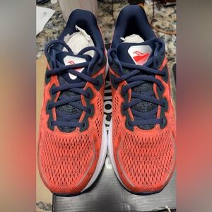 Saucony women’s 9 Omni 20 shoes- new